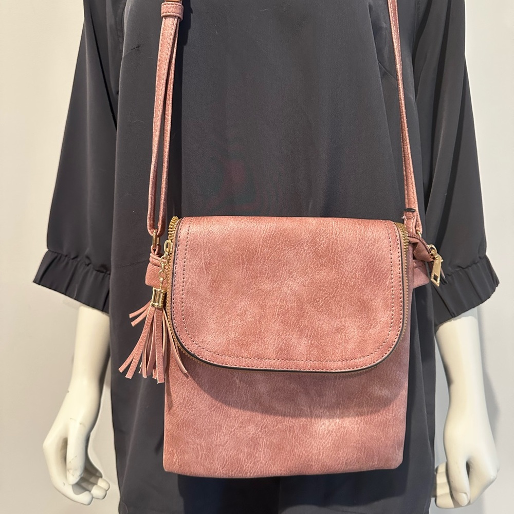 ✨ Faux Leather Crossbody Bag – Dusty Pink – Like New ✨